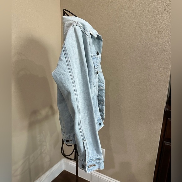 WHITE FOX Women’s light wash, distressed Jean jacket - Picture 4 of 9